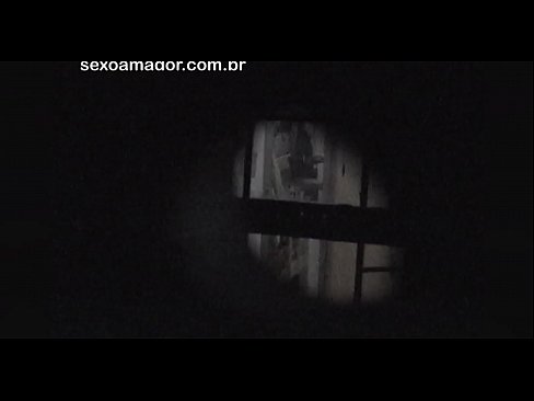 ❤️ Sarışın, içi boş tuğlaların arkasına gizlenmiş bir mahalle röntgencisi tarafından gizlice videoya alınır ❤️❌ Porno tr.rionews.top